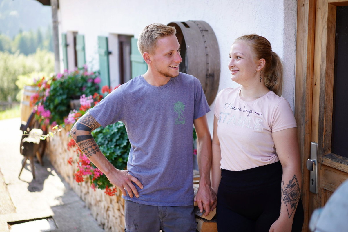 "Bauer sucht Frau" 2023: Hannes und Jenny sehen sich verliebt an