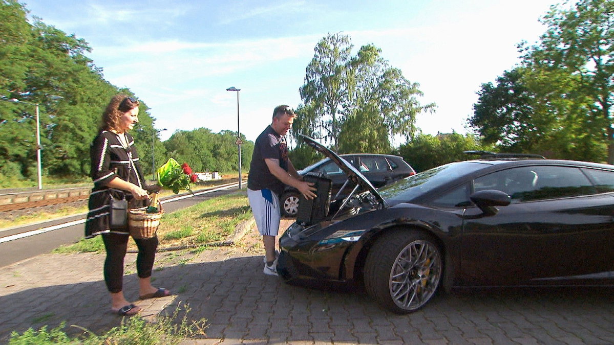 "Bauer sucht Frau" 2023: "Lamborghini-Bauer" Steffen und Hofdame Kathrin