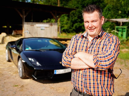 "Bauer sucht Frau": "Wo sind wir denn hier gelandet?" Lamborghini-Landwirt schockt mit Rumpelbude