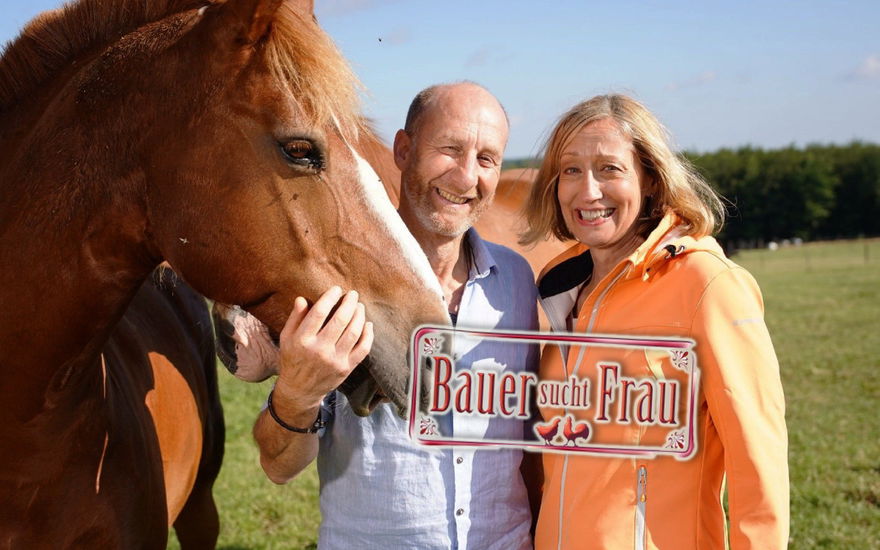 "Bauer sucht Frau"-Kandidat Hans und seine Hofdame Elke posieren mit einem Pferd