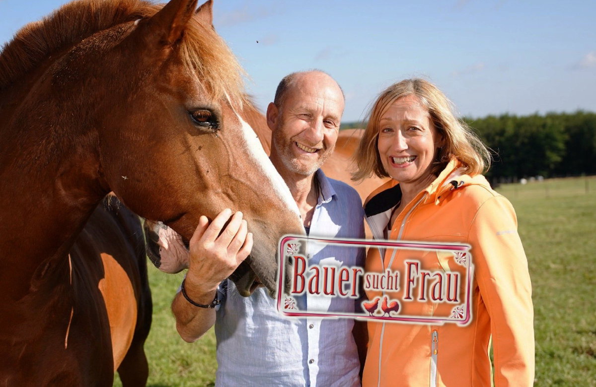 "Bauer sucht Frau"-Kandidat Hans und seine Hofdame Elke posieren mit einem Pferd