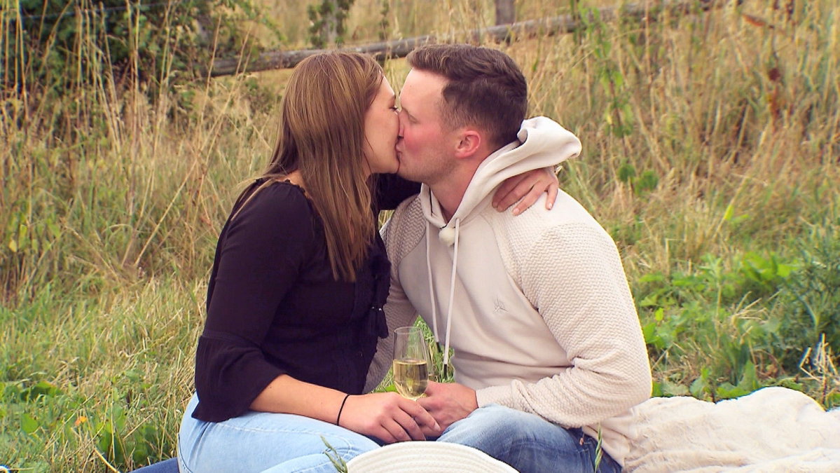 "Bauer sucht Frau" 2023: Patrick und Sarina küssen sich