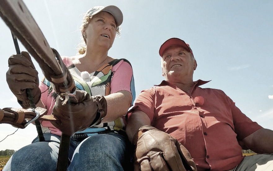 Dietrich-Max-Helmut und Susanne sitzen bei "Bauer sucht Frau" zusammen auf dem Trecker