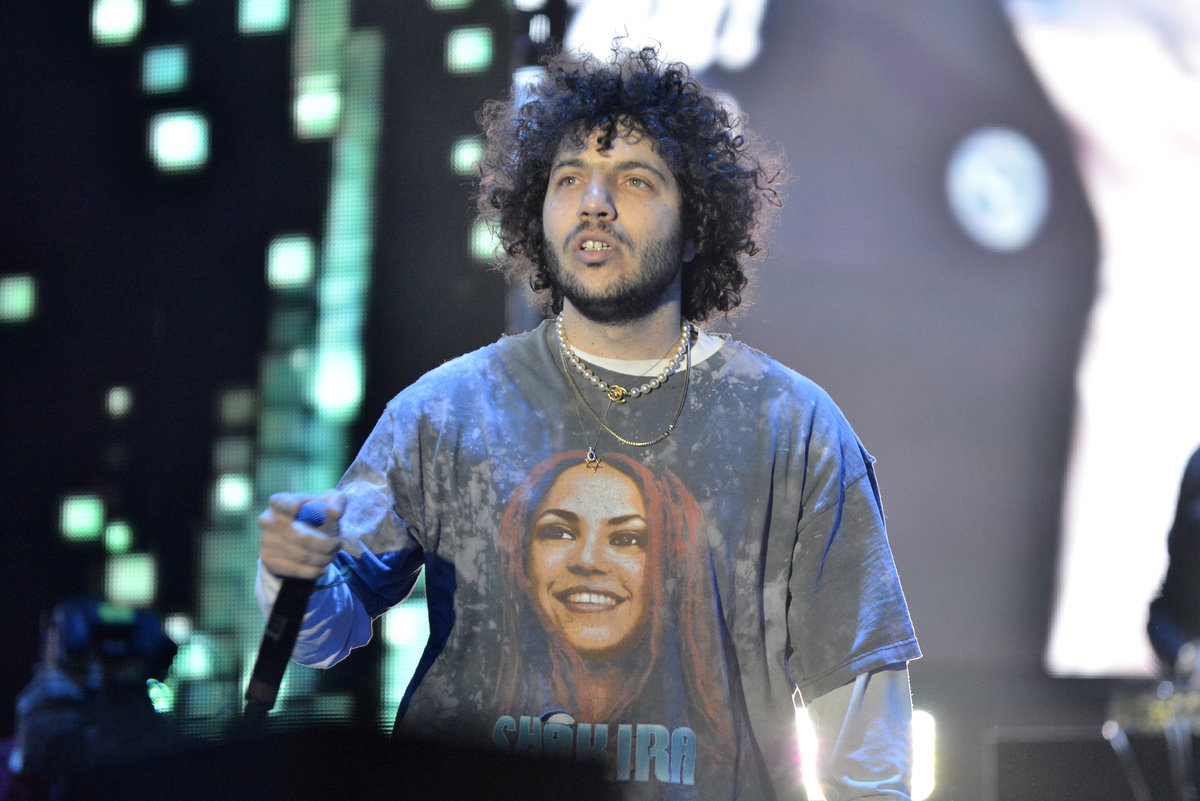 Benny Blanco performt auf der Bühne