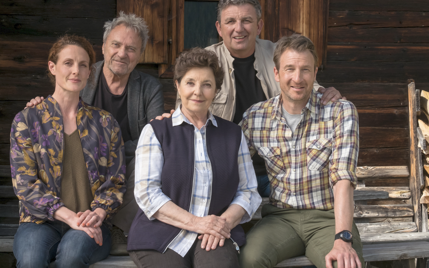 "Bergdoktor"-Stars der 17. Staffel schauen in die Kamera