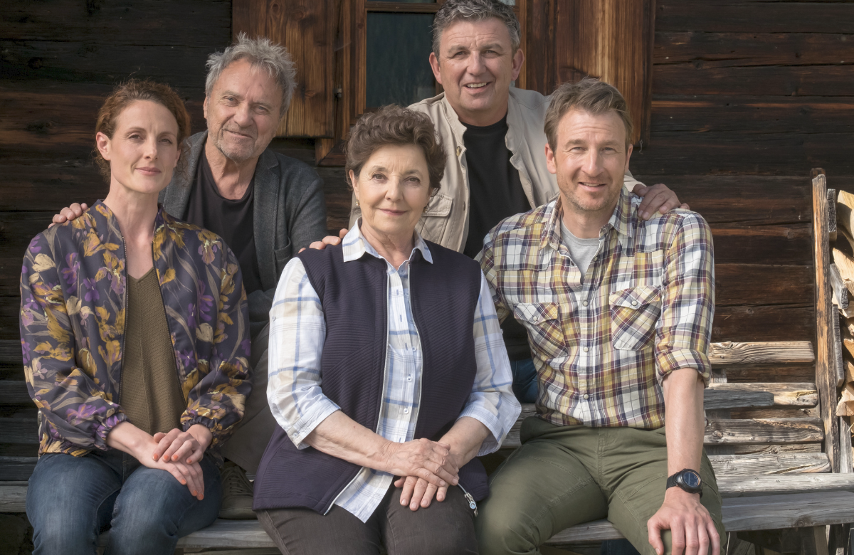 "Bergdoktor"-Stars der 17. Staffel schauen in die Kamera
