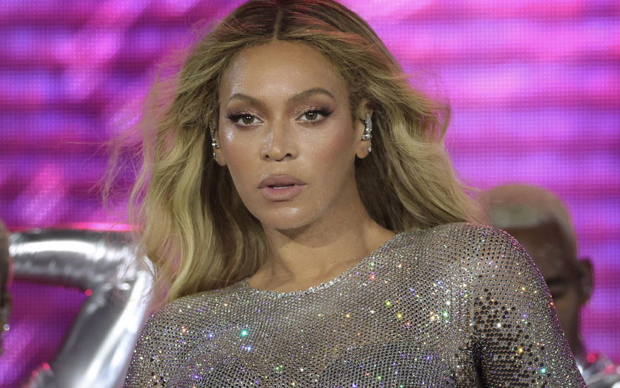 Beyoncé mit ernstem Gesichtsausdruck