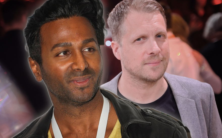 Biyon Kattilathu sieht zur Seite, Oliver Pocher steht schmunzelnd hinter ihm