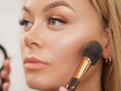 Augenbrauen-Trends 2023: Frosty Eyebrows sind im Winter angesagt