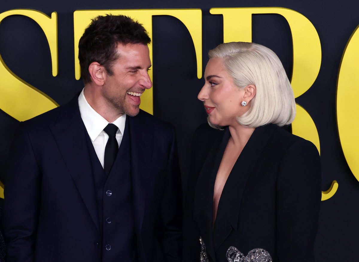 Bradley Cooper und Lady Gaga lächeln sich an