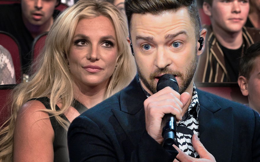 Britney Spears sitzt im Publikum, Justin Timberlake spricht ins Mikrofon