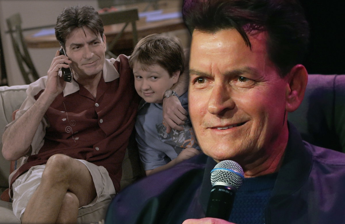 Charlie Sheen lächelt, hinter ihm ein Bild von ihm und Angus T. Jones aus "Two and a Half Men"