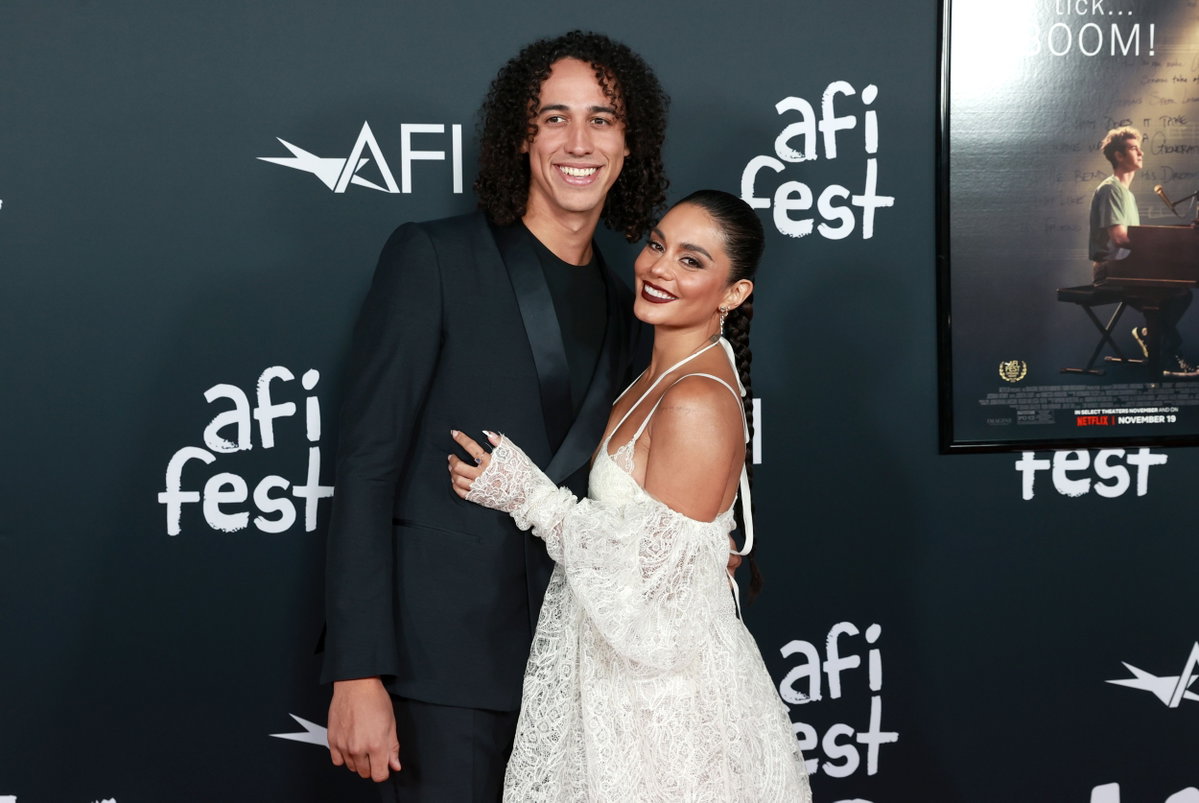 Cole Tucker und Vanessa Hudgens posieren zusammen