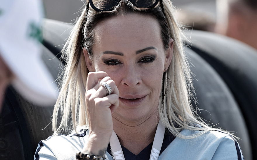 Cora Schumacher guckt traurig mit Sonnenbrille und Hand vor ihrem Gesicht