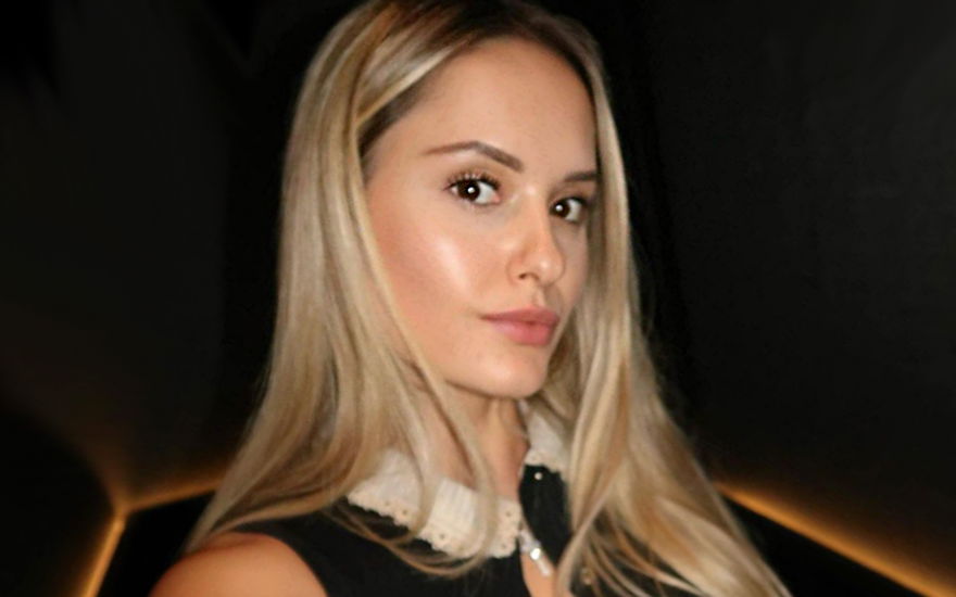 Davina Geiss macht ein Selfie mit gespitzten Lippen