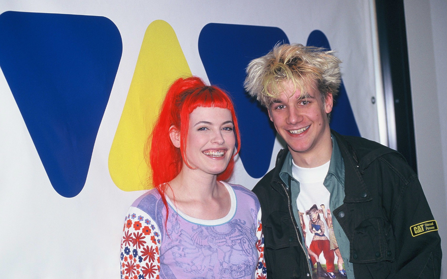 Enie van de Meiklokjes und Tobias Schlegl 1997 vor dem VIVA-Logo