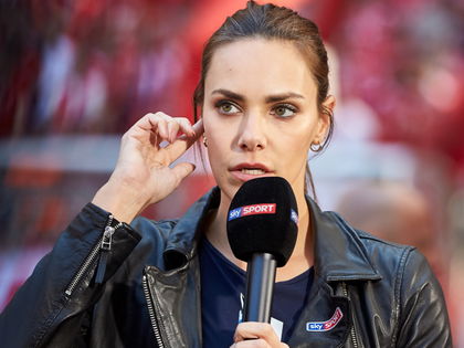 EM-Moderatorin Esther Sedlaczek: TV-Star geht auf sie los & erntet Shitstorm! "Keine Ahnung von Fußball"