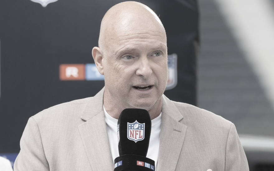 Frank Buschmann mit einem NFL-Mikrofon
