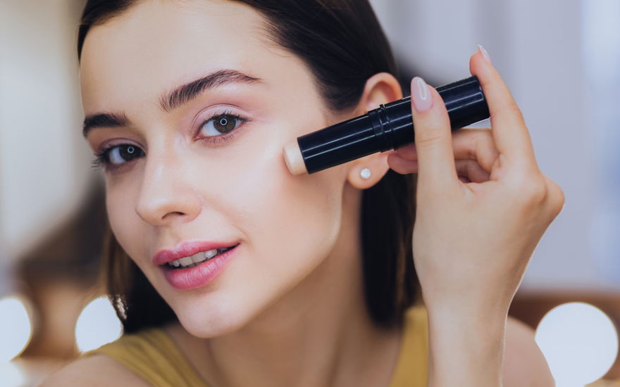Frau mit Concealer-Stift