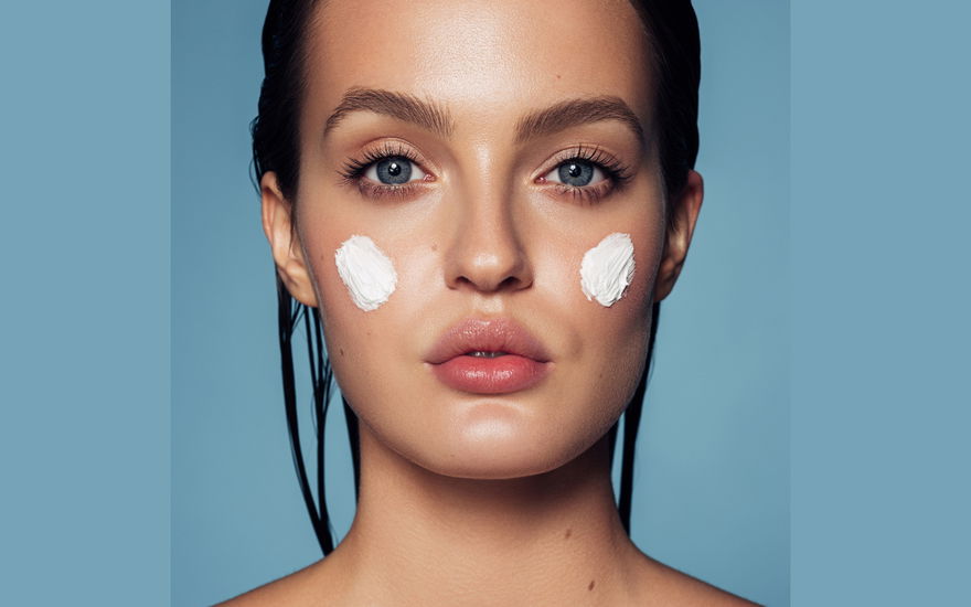 Frau mit Nivea Creme