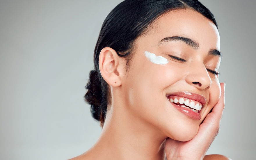 Frau mit Retinol-Creme