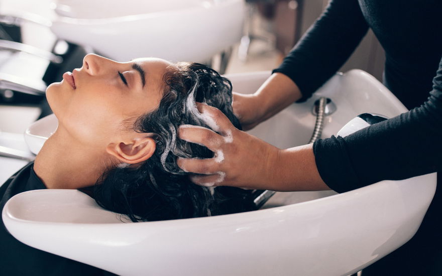 Frau bekommt die Haare gewaschen