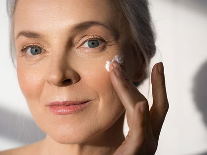 Anti-Aging: Diese Drogerie-Augencreme ist perfekt für reife Haut ab 50 