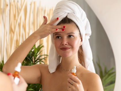 Laut User: Dieses Anti-Aging-Serum von Rossmann reduziert Falten in 4 Wochen