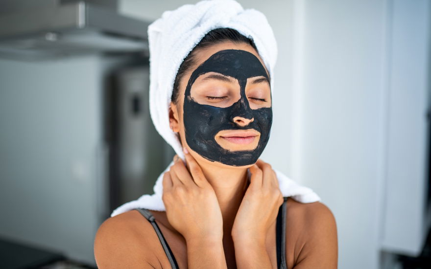 Frau mit Bambus-Maske