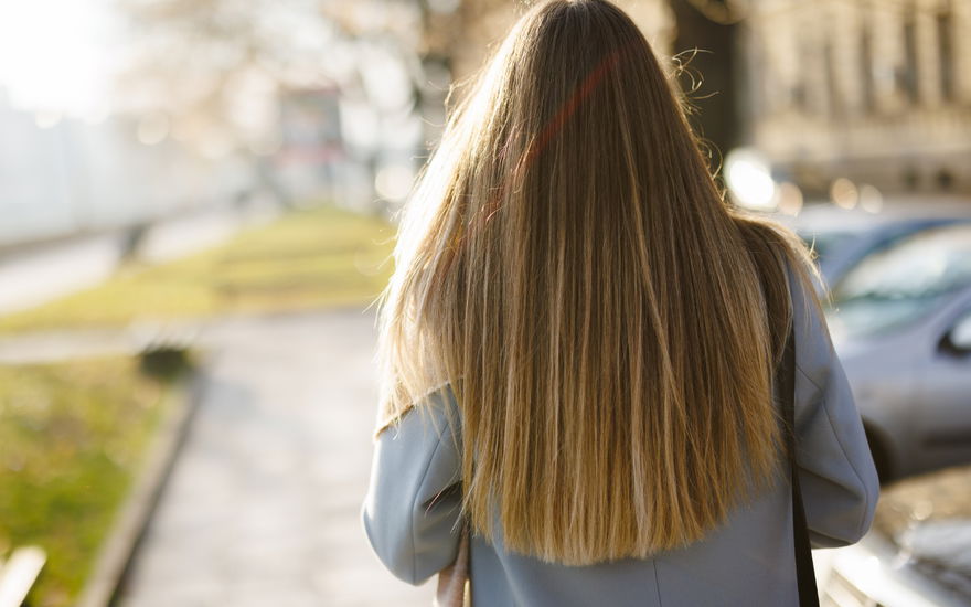 Frau mit sehr langen Haaren