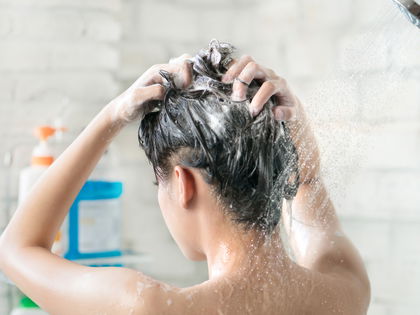 Laut Expertin: Darum solltest du deine Haare nur noch über Kopf waschen