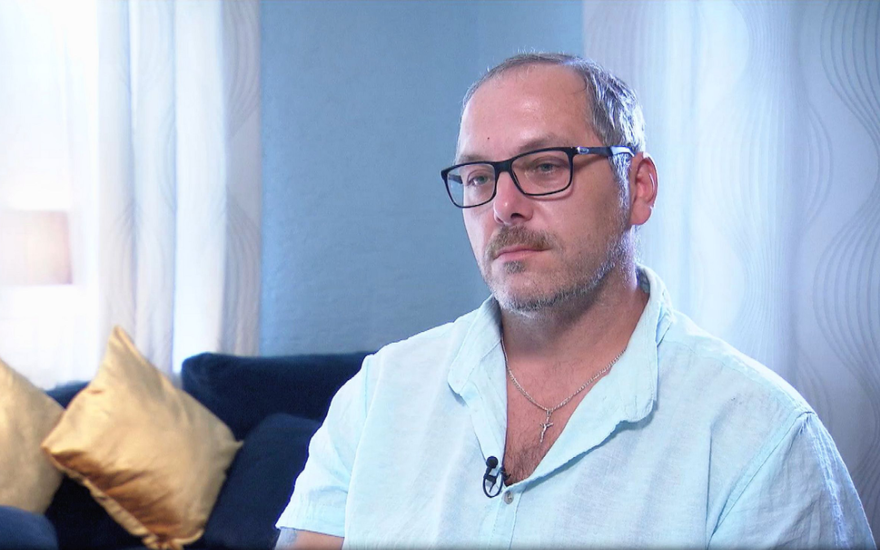 Georg Bauer sucht Frau guckt ernst