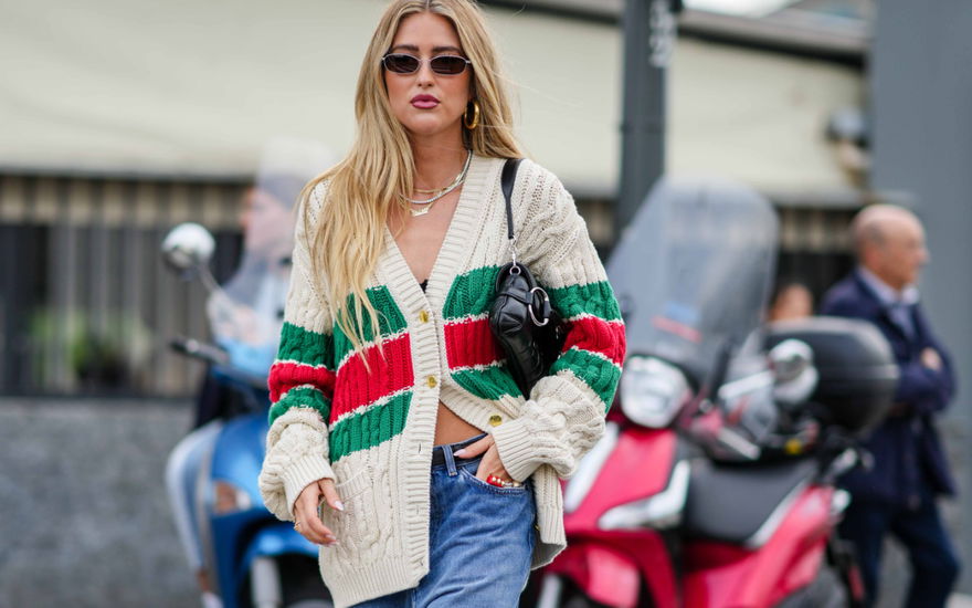 Influencerin mit Zopfstrick-Cardigan