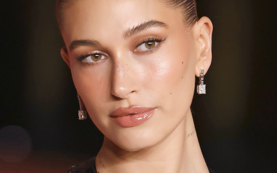 Hailey Bieber mit glänzendem Teint