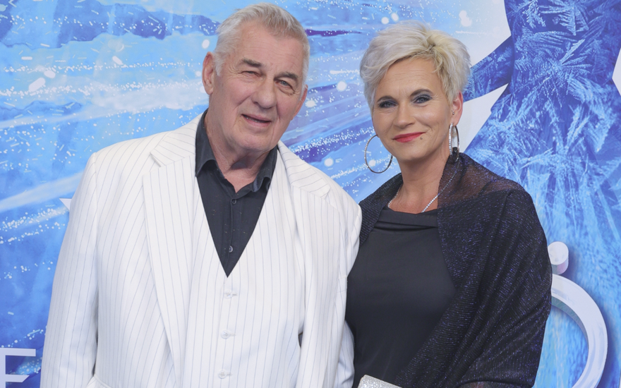 Heinz Hoenig posiert mit seiner Ehefrau Annika