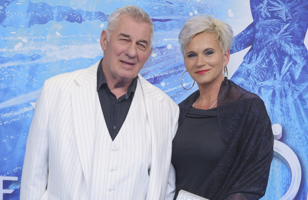Heinz Hoenig posiert mit seiner Ehefrau Annika