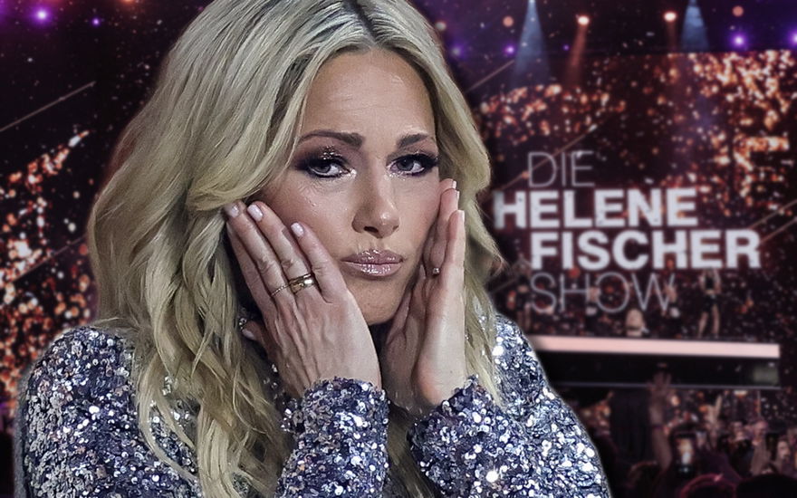 Helene Fischer sieht traurig aus, im Hintergrund die Bühne ihrer "Helene Fischer Show"
