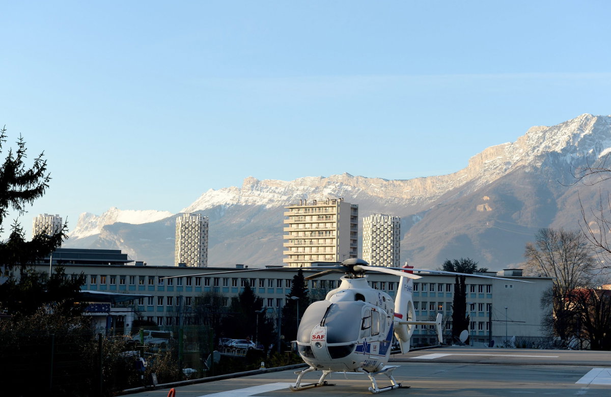 Hubschrauber in Grenobel, im Hintergrund Berge