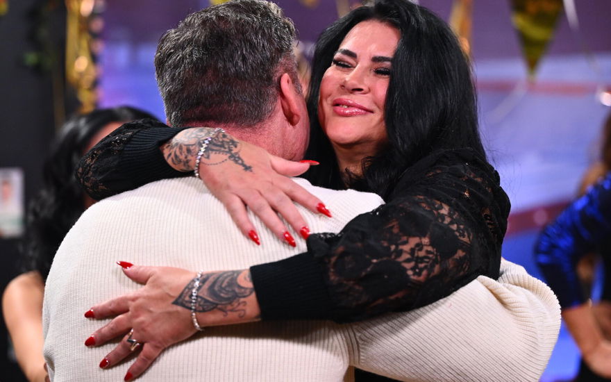 Iris Klein umarmt Peter Klein nach dem Finale von "Promi Big Brother"