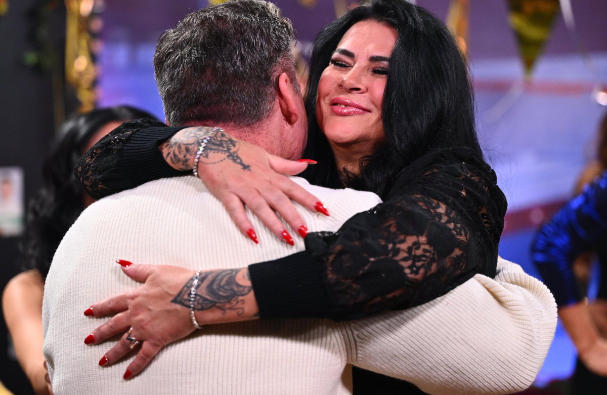 Iris Klein umarmt Peter Klein nach dem Finale von "Promi Big Brother"