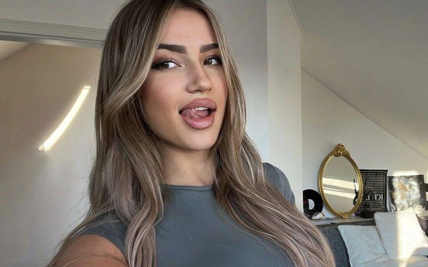 Joelle Marie Jaracz fährt sich mit der Zunge über die Lippen