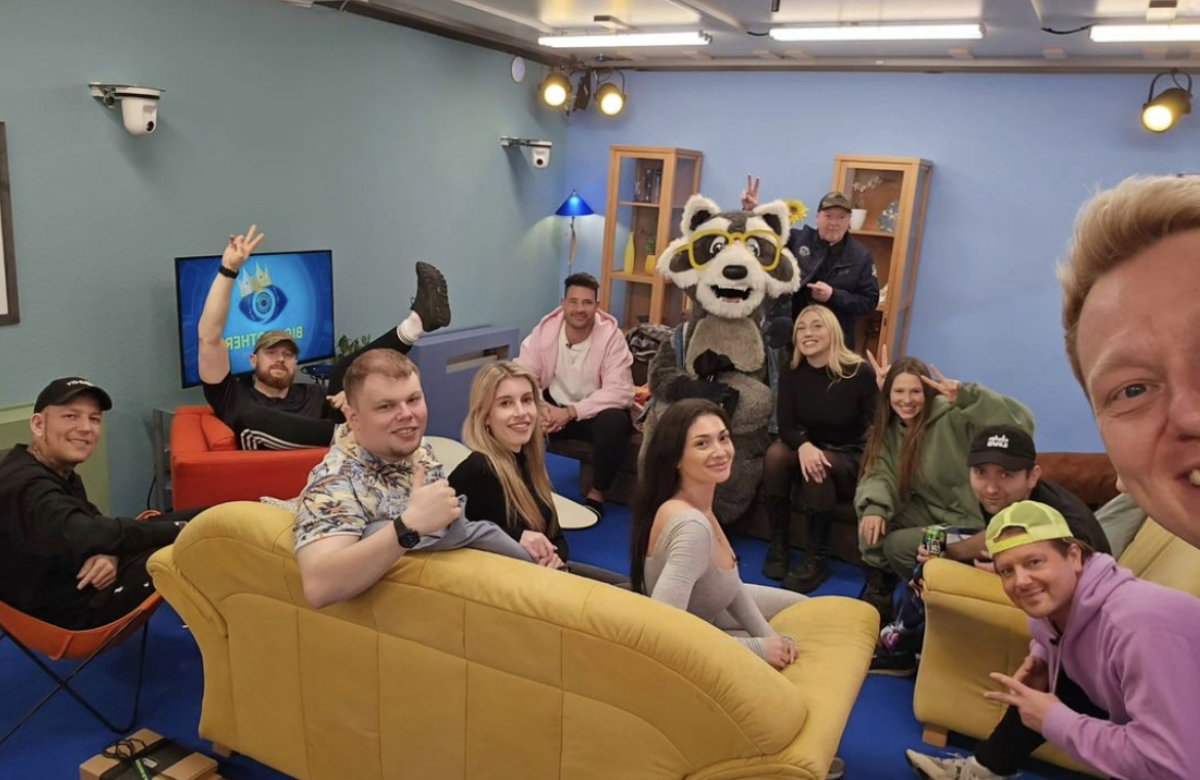 Knossi mit seinen Big Brother- Knossi Edition-Bewohnern im Wohnzimmer