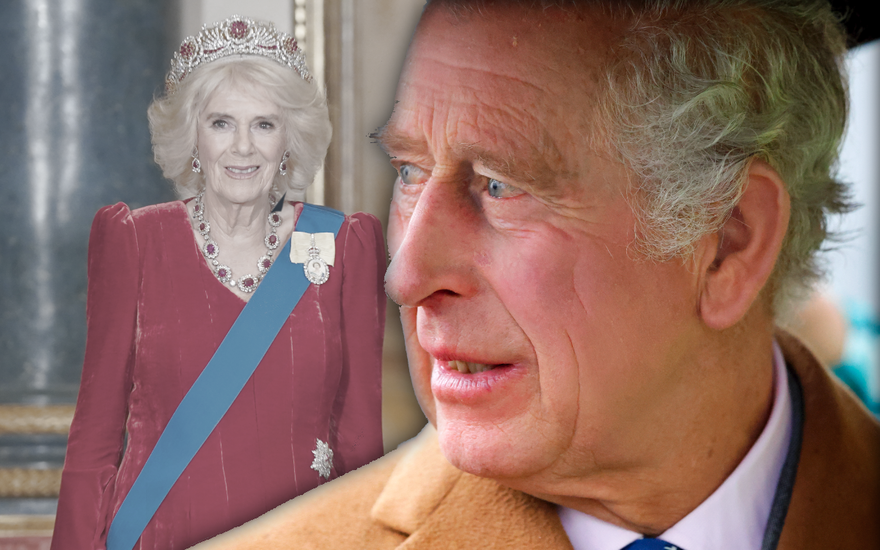 König Charles besorgt - im Hintergrund Königin Camilla lächelnd