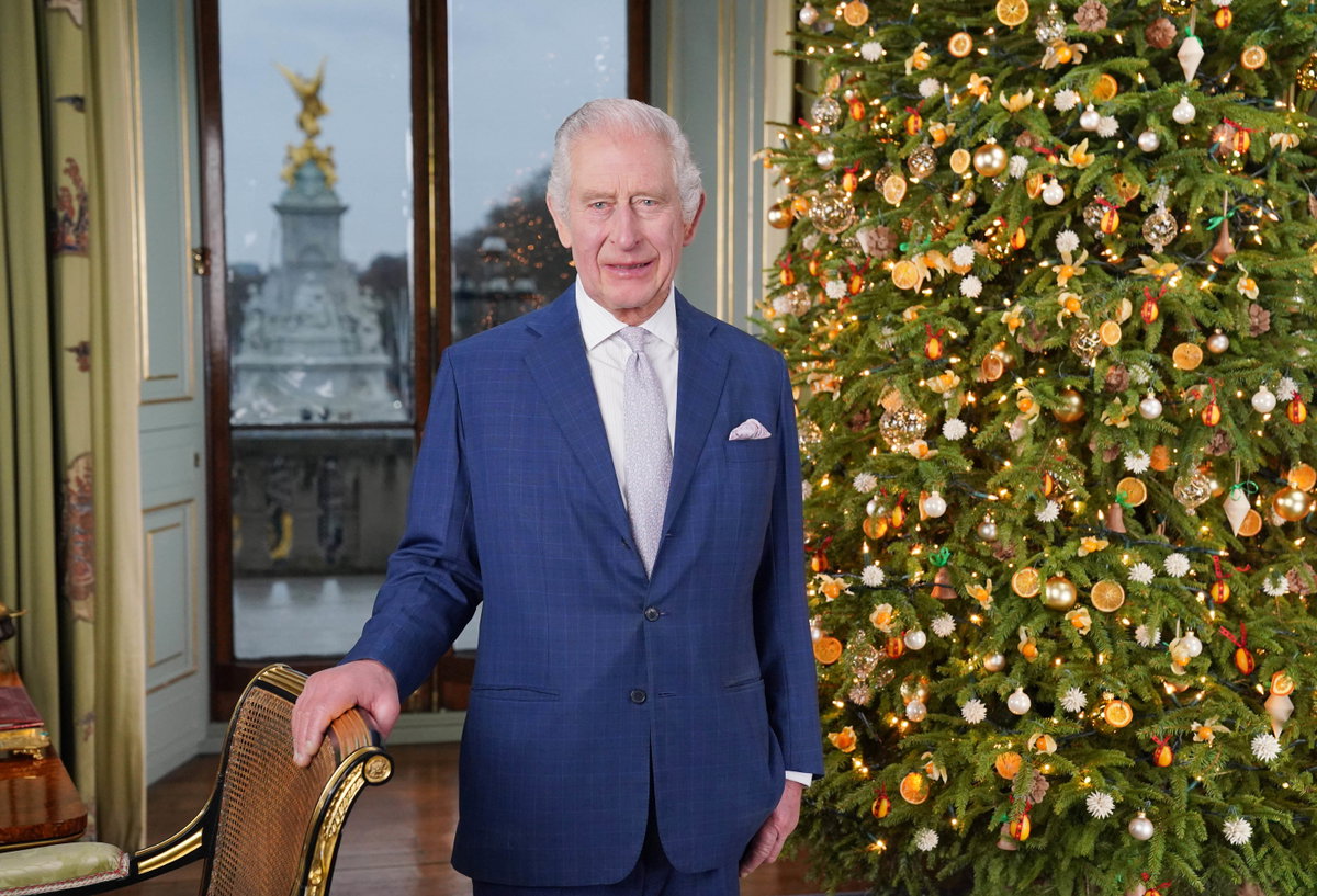 König Charles im Buckingham Palast bei Weihnachtsansprache, 2023.