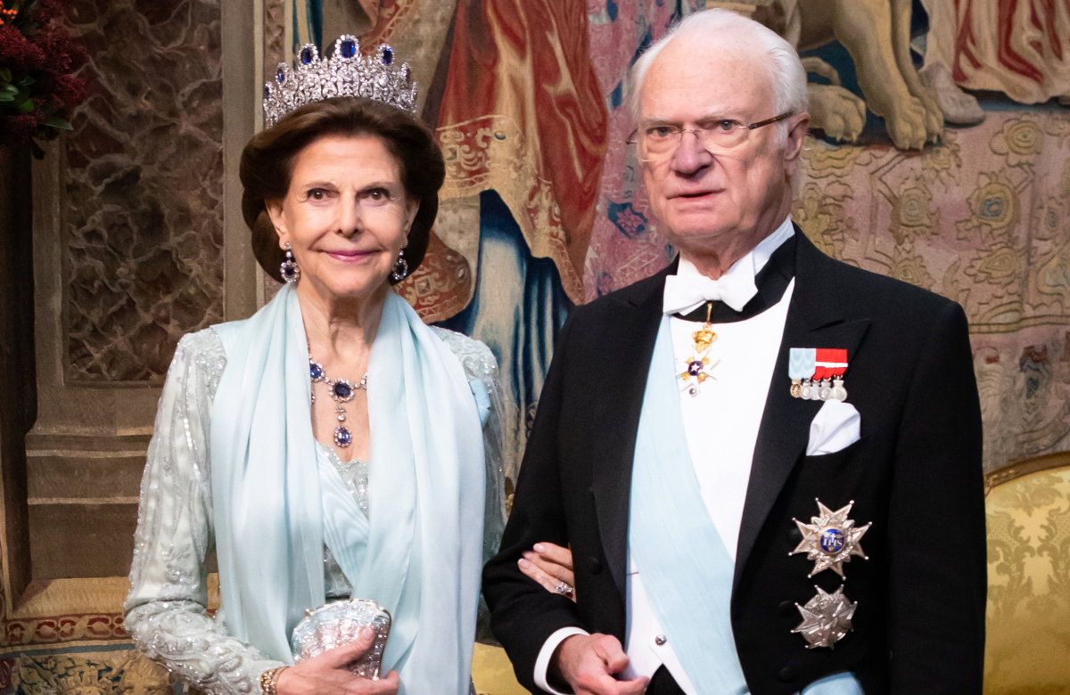 Königin Silvia hakt sich lächelnd bei König Carl Gustaf unter