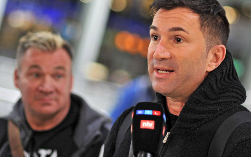 Lucas Cordalis redet, Peter Klein unscharf im Hintergrund