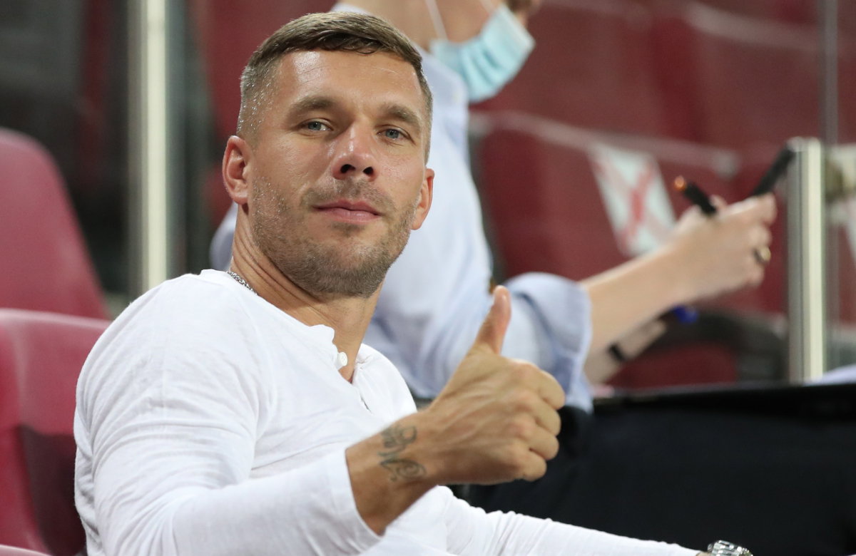 Lukas Podolski gibt einen Daumen nach oben.