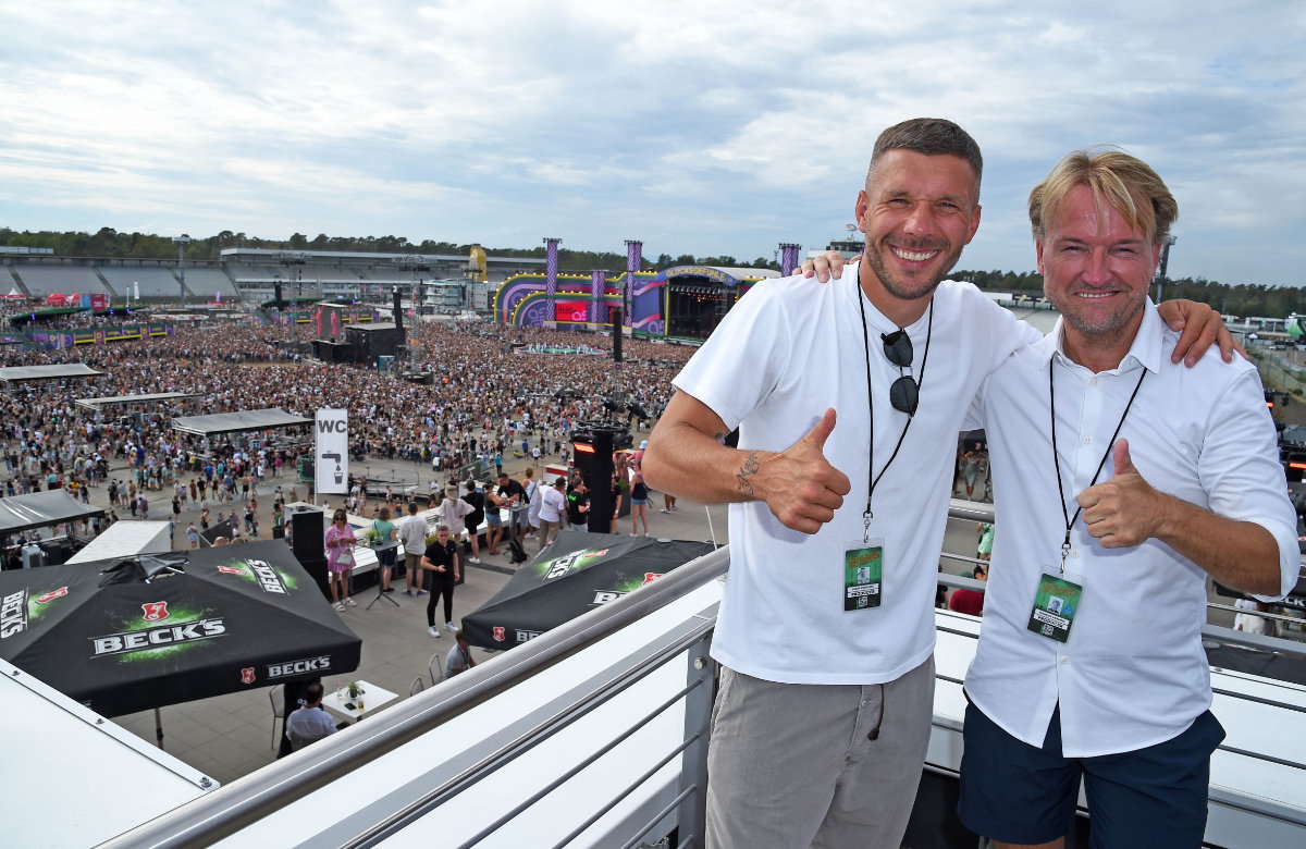 Lukas Podolski und Markus Krampe auf dem "Glücksgefühle"-Festival, 2023.