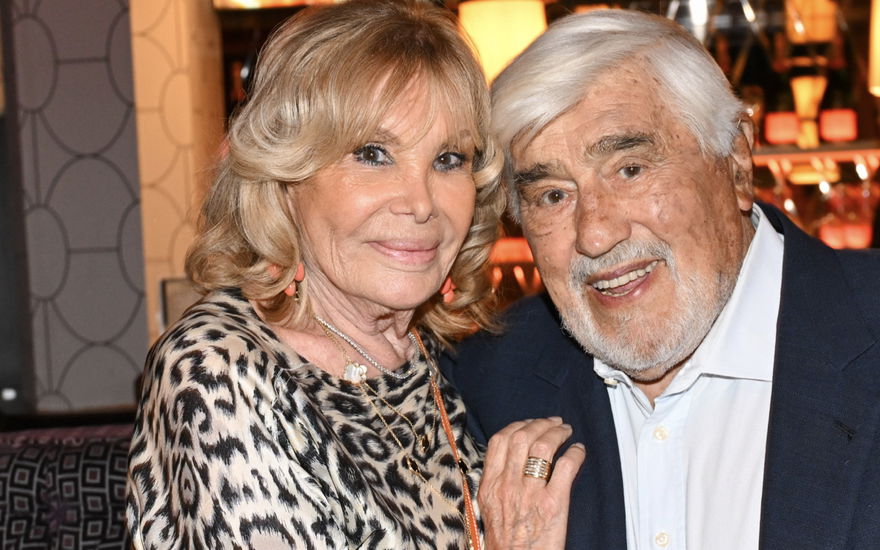 Mario Adorf und Ehefrau Monique umarmen sich