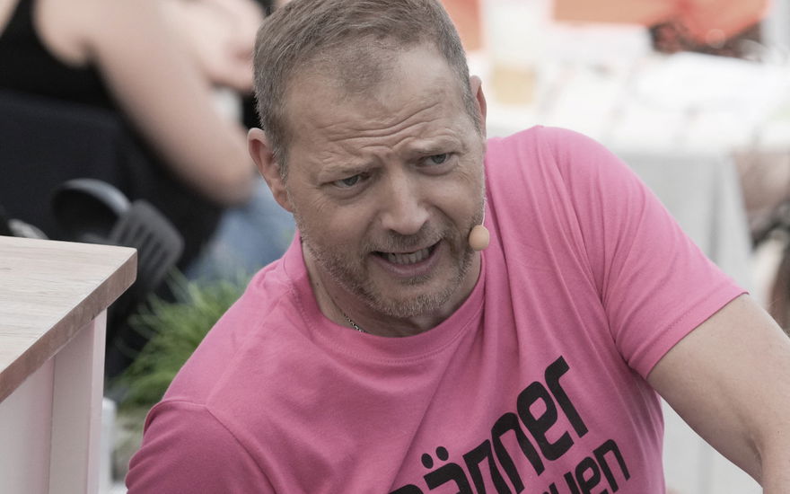 Mario Barth guckt sauer